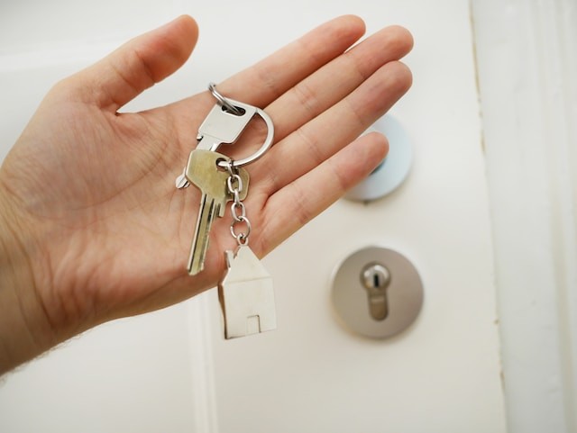 person holding the keys of house