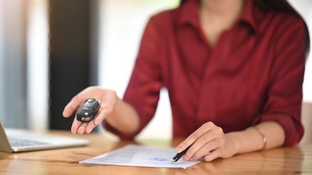 person holding the car keys