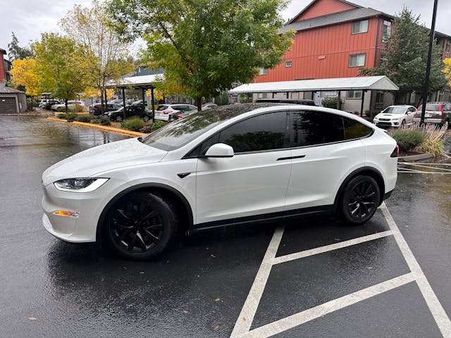 white-electric-suv-parked-on-rainy-day-in-seattle